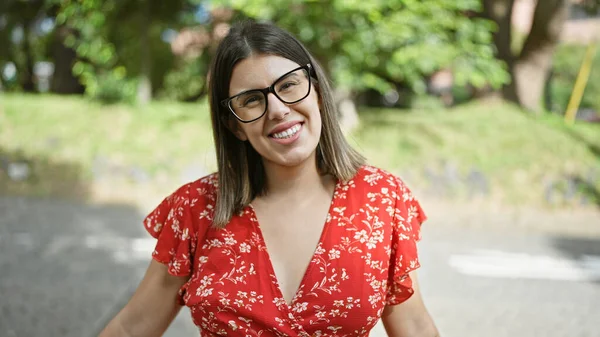 Mujer Hispana Sonriente Despreocupada Con Hermosa Sonrisa Gafas Posando Confiadamente —  Fotos de Stock