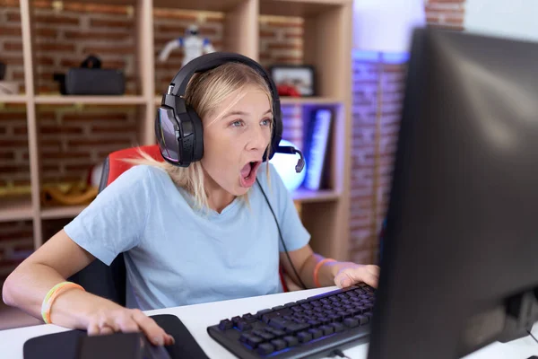 Young Caucasian Woman Playing Video Games Wearing Headphones Afraid Shocked — Stock Photo, Image