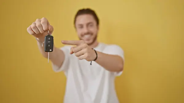 Ung Latinamerikansk Man Ler Säker Pekar Nyckeln Till Bil Över — Stockfoto