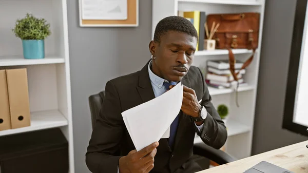 Handsome African Man Business Attire Reviews Documents His Office Desk — Stock Photo, Image