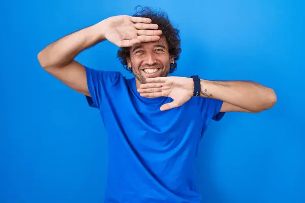 Jovem Hispânico Sobre Fundo Azul Sorrindo Alegre Jogando Espreitar Boo — Fotografia de Stock