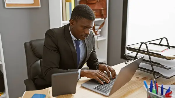 African American Businessman Focuses Intently His Laptop Modern Office Setting — Stock Photo, Image