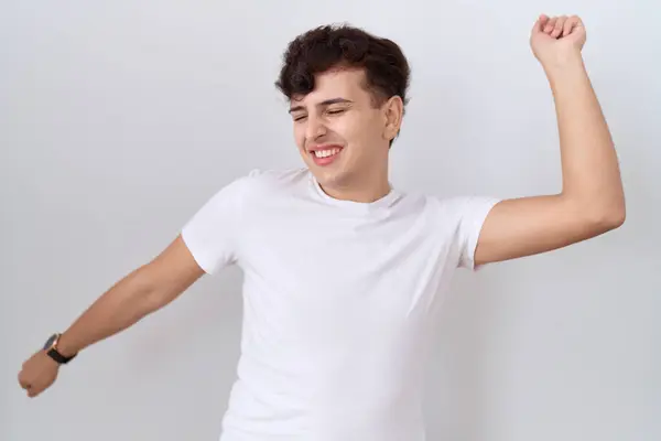 Jonge Niet Binaire Man Draagt Casual Wit Shirt Dansen Gelukkig — Stockfoto