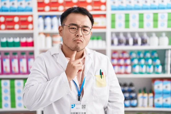 Chinese Young Man Working Pharmacy Drugstore Thinking Concentrated Doubt Finger — Stock Photo, Image