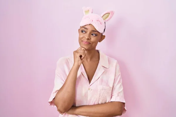 Mujer Afroamericana Con Máscara Sueño Pijama Cara Seria Pensando Pregunta —  Fotos de Stock