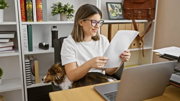 Genç Bir Kadın Modern Bir Ofis Ortamında Köpeğiyle Birlikte Belgeleri — Stok fotoğraf