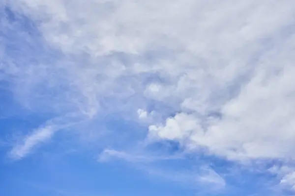 Klidná Obloha Načechraným Kumulem Chuchvalci Cirrusových Mraků Jasně Modrém Pozadí — Stock fotografie
