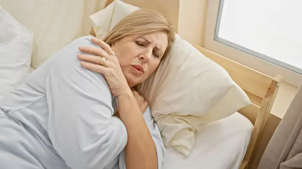 Olgun Beyaz Bir Kadın Kederli Bir Ifadeyle Yatakta Uzanıyor Omzunu — Stok fotoğraf