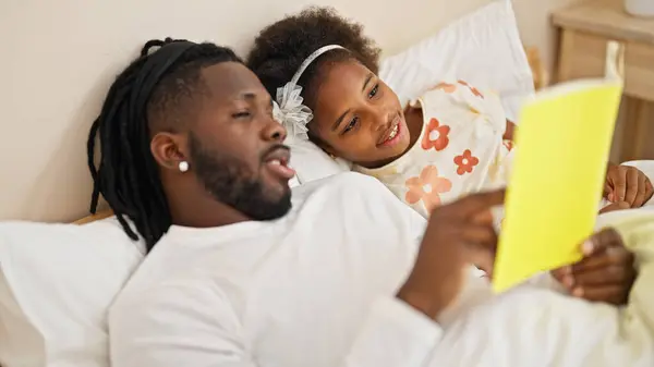 Afro Américain Père Fille Lecture Livre Couché Sur Lit Dans — Photo