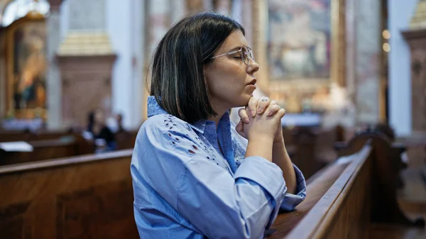 年轻美丽的惊慌失措的女人在圣卡尔博罗摩斯教堂的教堂长椅上祈祷 — 图库照片
