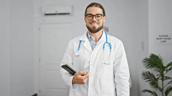 Ung Latinamerikansk Man Läkare Håller Touchpad Leende Kliniken Väntrum — Stockfoto