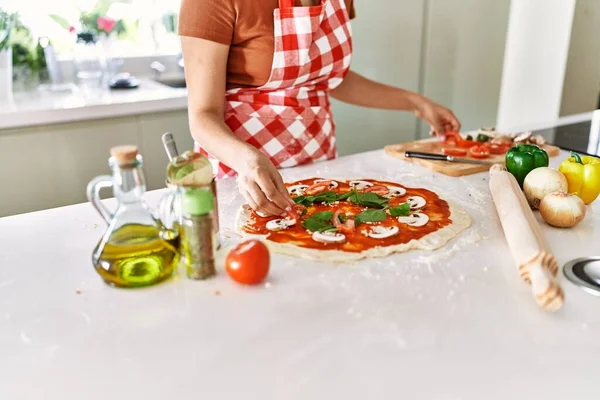 在厨房里准备意大利披萨的年轻漂亮女人 — 图库照片