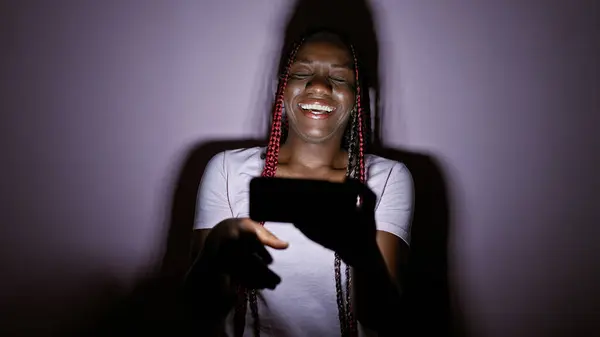 Veselá Africká Američanka Zaujatá Pozorováním Podmanivého Videa Mobilním Telefonu Radostně — Stock fotografie