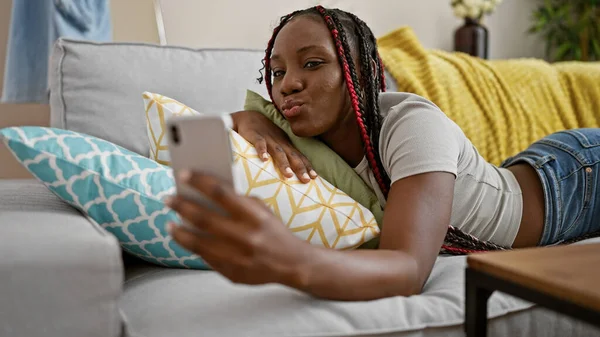 Saçları Örgülü Neşeli Afro Amerikalı Kadın Akıllı Telefonuyla Yoğun Bir — Stok fotoğraf
