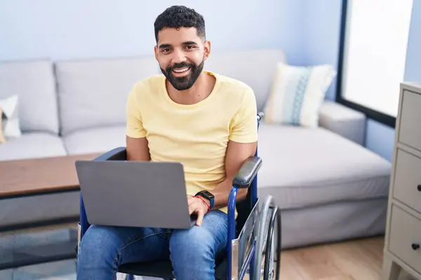 Mladý Arabský Muž Pomocí Notebooku Sedí Invalidním Vozíku Doma — Stock fotografie