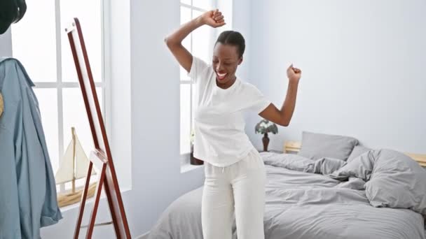 Уверенная Себе Африканская Американка Радостно Танцует Двигается Музыку Улыбается Небрежно — стоковое видео