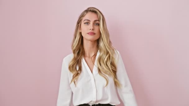 Frustrovaná Mladá Blondýnka Stojící Sama Nad Růžovým Pozadím Košili Sebevědomě — Stock video