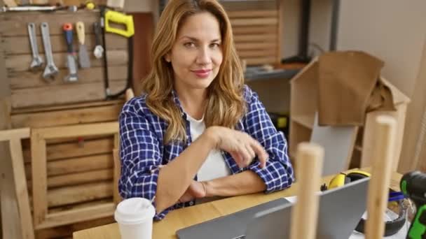 Wanita Latin Yang Ceria Seorang Pekerja Kayu Menunjukkan Kemenangan Dengan — Stok Video