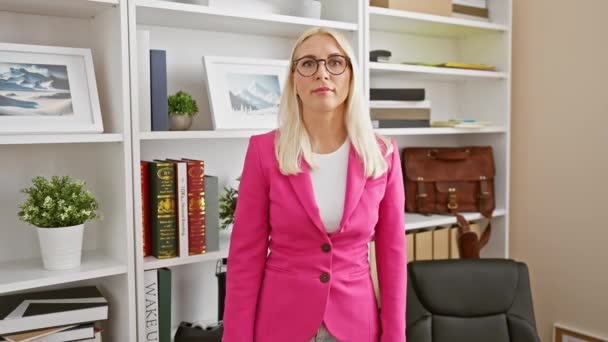 Σοβαρή Ξανθιά Επιχειρηματίας Στέκεται Στο Γραφείο Σταυρωμένα Χέρια Δείχνοντας Την — Αρχείο Βίντεο