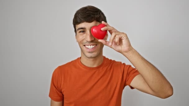 Glada Unga Latinamerikan Man Tryggt Hålla Hjärta Över Öga Ler — Stockvideo