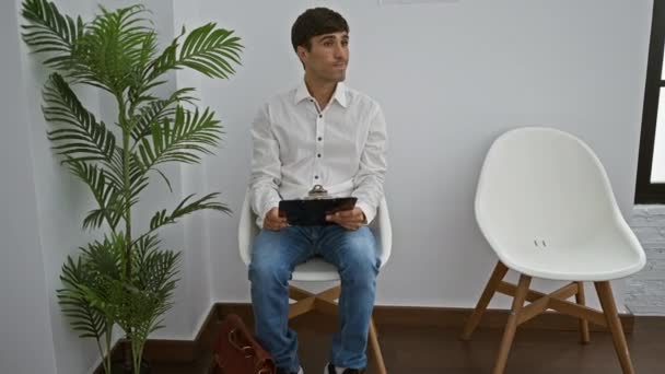 Yakışıklı Genç Spanyol Bir Adam Çekici Bir Menajer Bekleme Odasına — Stok video