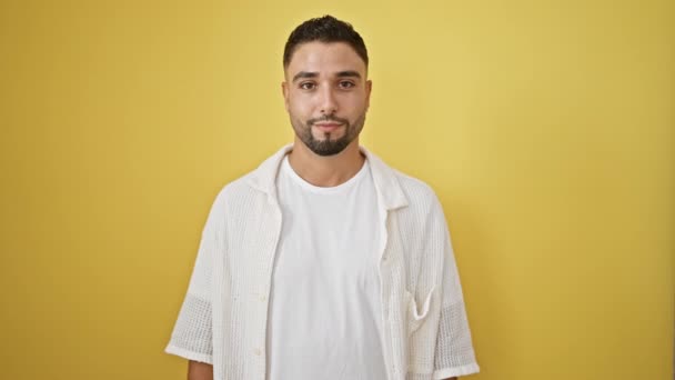 Jeune Homme Arabe Excité Debout Fièrement Son Sourire Frais Confiant — Video