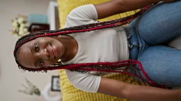 Afro Amerikalı Kadın Koltukta Oturmuş Kendine Güvenen Kollarını Kavuşturarak Evinde — Stok video