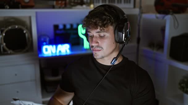 Schöner Junger Hispanischer Mann Der Late Night Gaming Session Streamt — Stockvideo