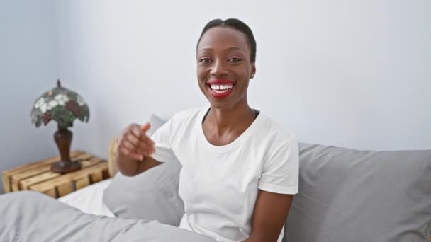 Femme Afro Américaine Joyeuse Couchée Sur Son Lit Chambre Confortable — Video