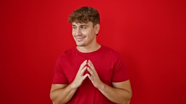 Mladý Hispánec Muž Usmívá Sebevědomě Rukama Nad Izolovaným Červeným Pozadím — Stock video