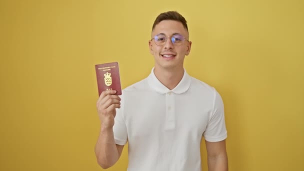 Spanyol Işınlamak Danimarka Nın Pasaportunu Elinde Tutuyor Dişli Gülüşü Kendine — Stok video