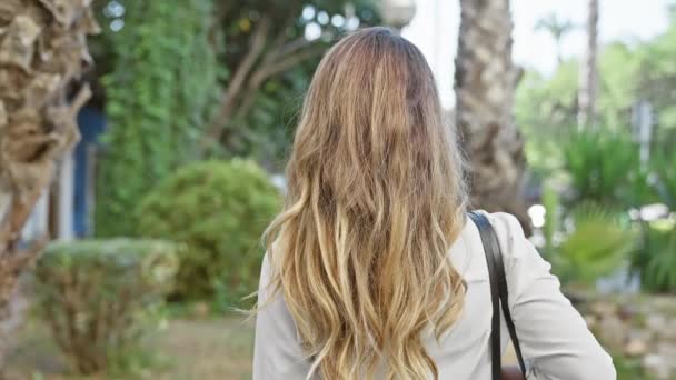 Glada Unga Blonda Kvinna Utstrålar Förtroende Glatt Leende När Står — Stockvideo