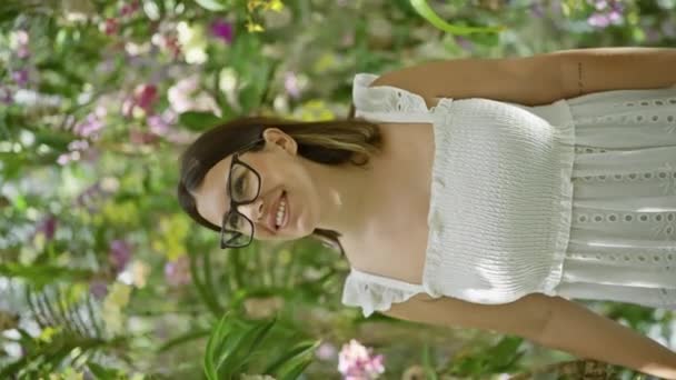 カラフルでモダンなミュージアムで未来的な植物展の没入型探検 メガネのハッピーヒスパニック女性 — ストック動画