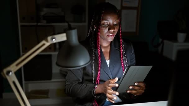 Confiante Africano Americano Mulher Chefe Fazendo Seu Sucesso Selfie Touchpad — Vídeo de Stock