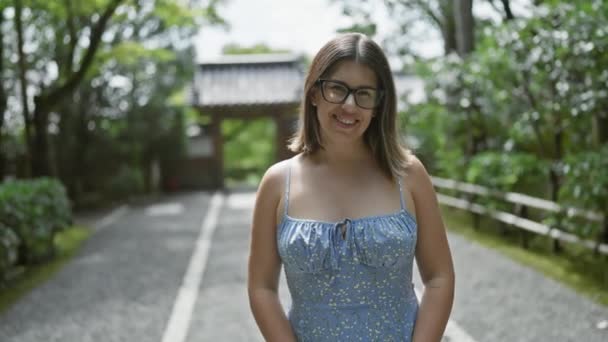 Gözlüklü Güzel Spanyol Kadın Gülümseyişinin Neşeli Portresi Gülüşü Japan Geleneksel — Stok video