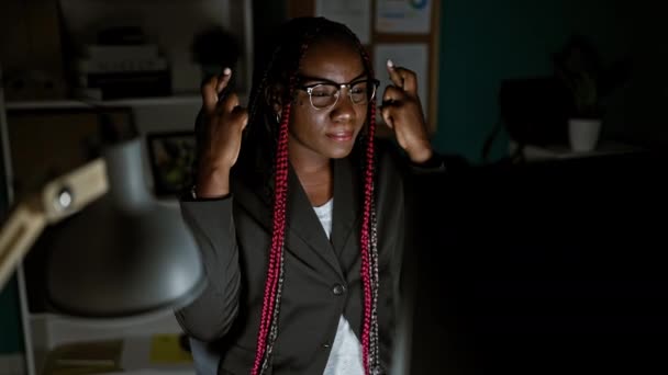 Bela Mulher Afro Americana Trabalhando Até Tarde Escritório Cruza Dedos — Vídeo de Stock
