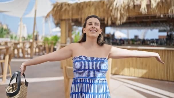 Jeune Femme Hispanique Souriante Heureuse Bras Ouverts Sur Terrasse Ensoleillée — Video