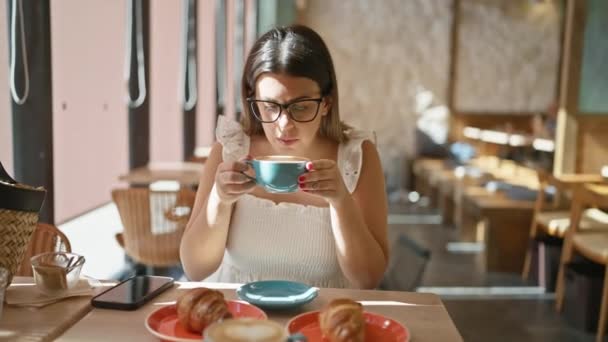 Όμορφη Ισπανίδα Που Απολαμβάνει Τον Ζεστό Καφέ Της Μέσα Ηλιόλουστο — Αρχείο Βίντεο