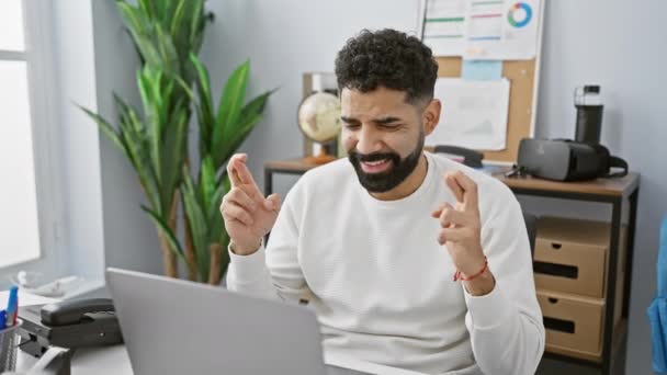 快乐的大胡子在位男人在笔记本电脑前举着拳头庆祝胜利 — 图库视频影像