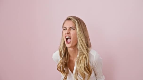 Jonge Blonde Vrouw Schreeuwt Waanzin Frustratie Woede Drukt Krachtige Agressie — Stockvideo