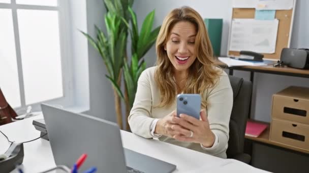Посміхаючись Іспаномовній Жінці Використовуючи Смартфон Сучасному Офісі Махаючи Щасливо Екрані — стокове відео