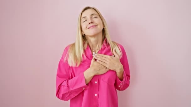 Cheerful Young Blonde Woman Standing Pink Isolated Background Proudly Places — Stock Video