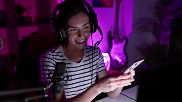 Fiatal Gyönyörű Spanyol Streamer Segítségével Smartphone Beszél Játékteremben — Stock videók