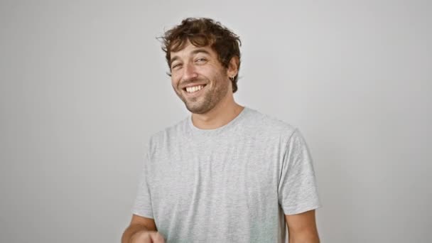 티셔츠에 남자가 당신에 손가락을 가리키는 진동을 배경에 즐거운 미소를 스포츠 — 비디오