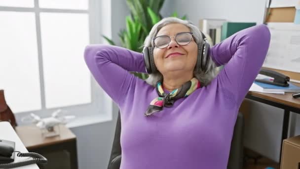 Een Ontspannen Senior Vrouw Die Geniet Van Muziek Een Koptelefoon — Stockvideo
