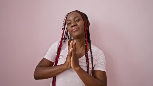 自信的非洲裔美国女人在一个孤立的粉色背景上 手拉手做着一个 的手势 高兴地微笑着 时尚地站着 看上去很酷 — 图库视频影像