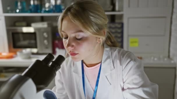 Сфокусированная Женщина Ученый Использующая Микроскоп Лабораторных Условиях — стоковое видео