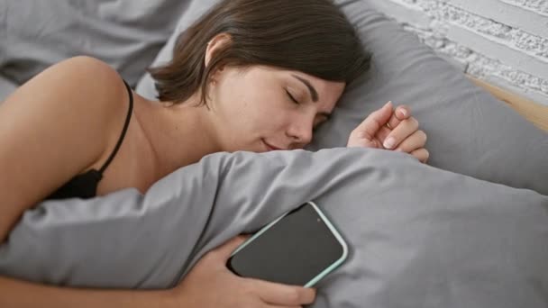 Schöne Junge Hispanische Frau Dösen Bett Liegend Mit Smartphone Gemütlichen — Stockvideo