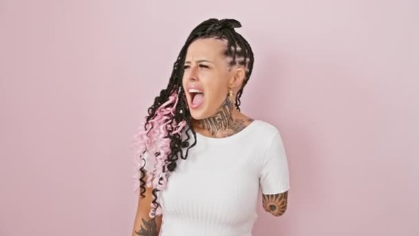 怒り狂って立ち 孤立したピンクの背景にイライラする熱心なヒスパニックアンプティー女性 — ストック動画