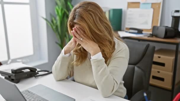 Una Mujer Estresada Una Oficina Cubre Cara Reflejando Preocupación Agotamiento — Vídeos de Stock